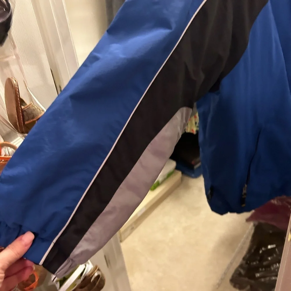 Sonoma sport men’s blue ski coat. Fleece lining. Inside cell pocket.